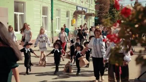 Dovolená na ulici, místní průvod, tam jsou lidé v různých kostýmech — Stock video