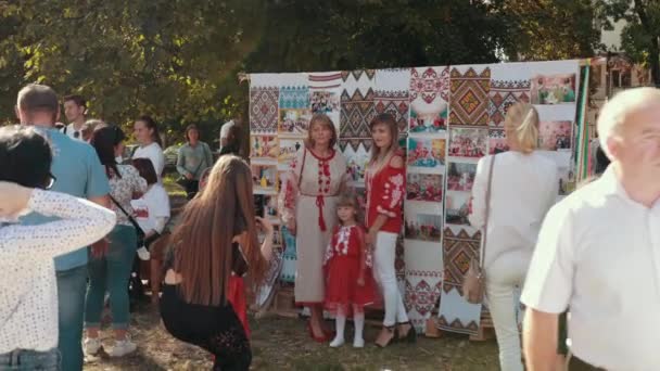 Красивая этническая украинская фотозона — стоковое видео