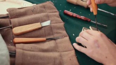 İnanılmaz ahşap kaplama, hızlı ve yavaş çekim. Marangozlar çalışıyor.