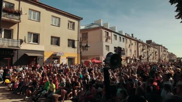 Gran multitud de personas disfrutando de concierto folclórico al aire libre — Vídeos de Stock