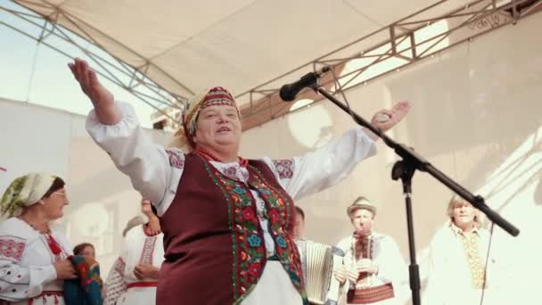 Ukrainska folkkör sjunger sånger och gör perfomance — Stockvideo