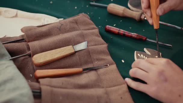 Erstaunliche Holz Handwerk Nahaufnahme schnelle Zeitlupe. Zimmerei macht Arbeit — Stockvideo