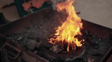 Ateşin güzel kırmızı dilleri yakar odun çubuklarını beyinde.