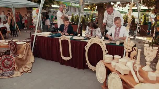 Los carpinteros están haciendo cosas de madera con herramientas profesionales con sus maestros — Vídeos de Stock