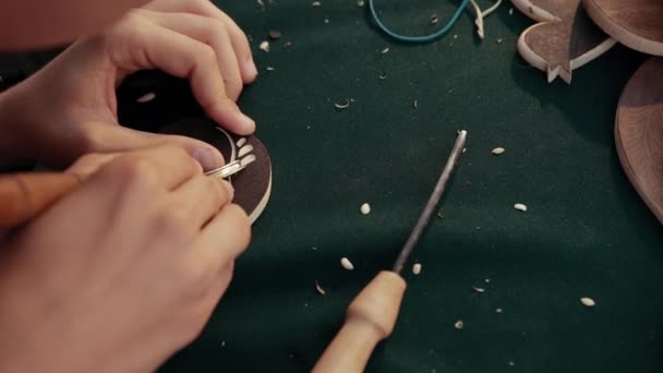 Increíble artesanía de madera de primer plano de cámara lenta rápida. Carpenteis haciendo trabajo — Vídeo de stock