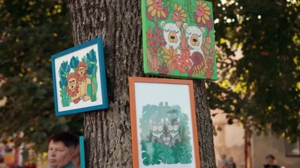 Cute pictures on the tree in craft frames with animals. — Stock Video