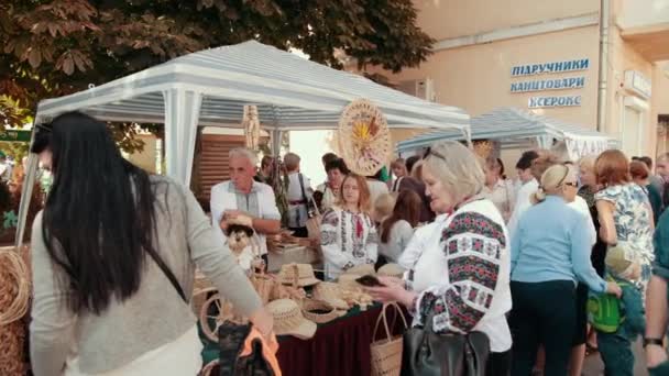 Feira tradicional ucraniana com pessoal de madeira e palha cfaft — Vídeo de Stock