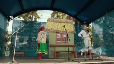 Geleneksel Ukrayna tarzında çocuk tiyatrosunun inanılmaz performansı