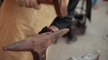 Smith, ateşteki sıcak metalden ayrıntı oluşturuyor. Yakın plan. Antik gelenekler.