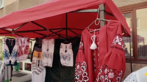 Verbazingwekkende markt in traditioneel Oekraïense beurs waar zijn sellint kleding — Stockvideo