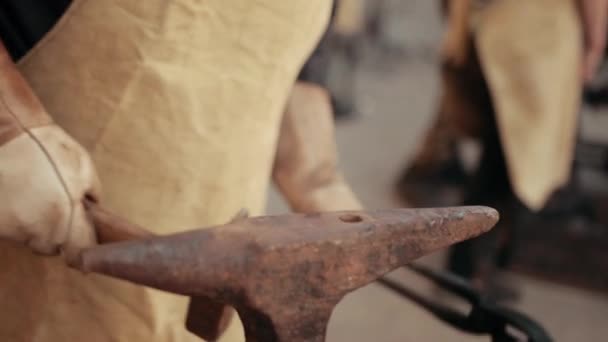 Smith vormt detail van heet metaal in brand. Een close-up. Oude tradities. — Stockvideo