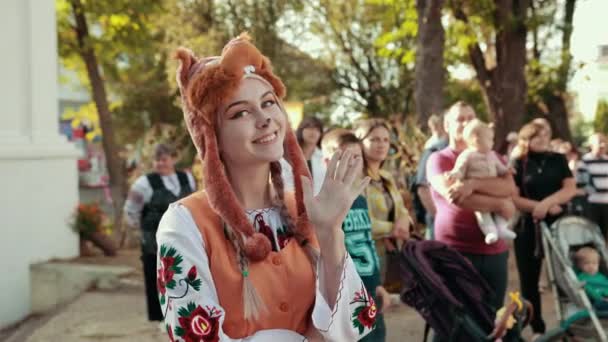 Schönes junges Mädchen im Fuchs-Kostüm beim Anblick der Kindertheateraufführung — Stockvideo
