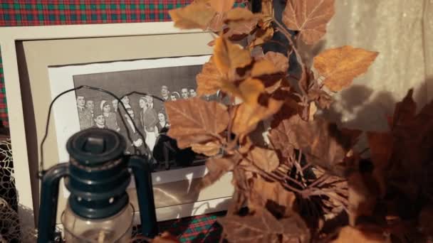 Красивый натюрморт из сухих листьев, старой бензиновой лампы и винтажной фотографии — стоковое видео