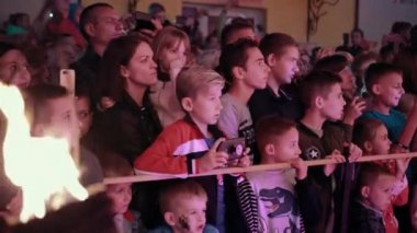 İzleyiciler, çoğunlukla gençler, erkekler, çocuklar, akşamları yangın gösterilerini izleyip kayıt ediyorlar..