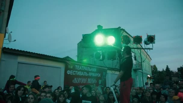 Os operadores de holofotes preparam holofotes para o desempenho à noite . — Vídeo de Stock