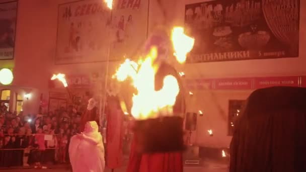 Ηθοποιοί του εντυπωσιακού περιπάτου επίδειξη πυρκαγιάς, κινούνται γύρω από εξωτερική σκηνή — Αρχείο Βίντεο