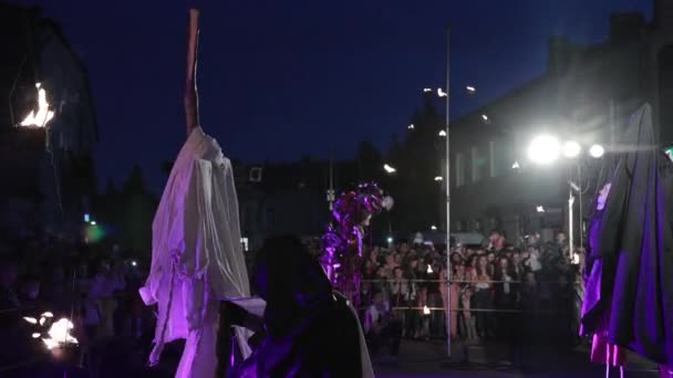 Varón y hembra llevan palos decorados en la ropa, caminando . — Vídeos de Stock