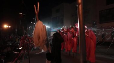 Göstericiler, seyircinin gece şovunu bitirmesi için eğiliyor.