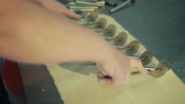 Kadın elleri elastik düz hamuru ince eşit parçalara ayırıyor..