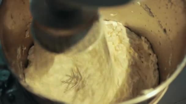 Изготовление крема для торта с блендером из нержавеющей стали на кухне пекарни . — стоковое видео