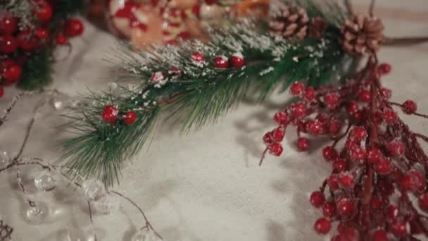 Porcelánový vánoční stromek s hvězdou, malované ozdoby, borové šišky. — Stock video