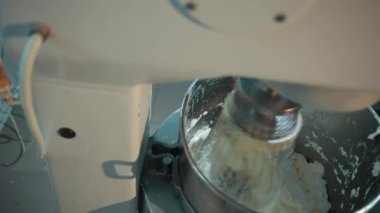 Elektronik dayak makinesinin kapanışı, tatlı krema yapan mikser..