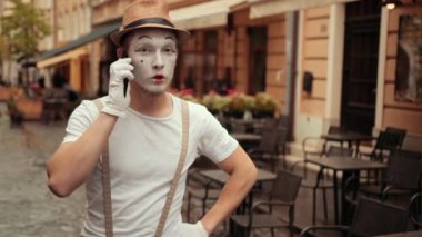 Pandomimci telefonda konuşuyordu, açıklıyordu, sonra sinirlendi, bağırmaya başladı..