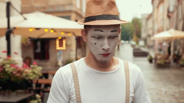 Mimes expresión facial muestra estado de ánimo emocionalmente desesperado, cara triste . — Vídeo de stock