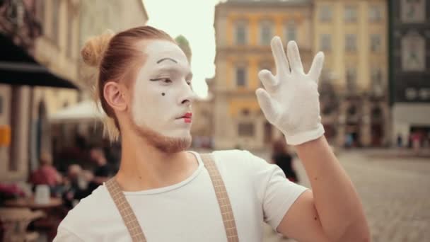 Mime in gloves holding invisible thing between two fingers, then throws it away. — Stock Video