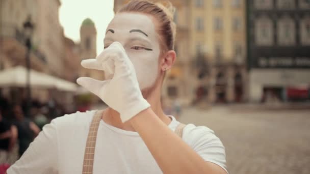 Knappe jonge mime met mooi haar, baard treedt op straat op, witte make-up. — Stockvideo