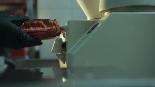 Proceso de relleno de pastelería choux, delicada mousse en el interior, utilizando la máquina eléctrica . — Vídeo de stock