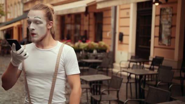 Jeune mime raccroche avec déçu, résigné expression faciale . — Video