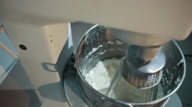 Farklı içerikleri karıştıran elektronik cihazın kapanışı, pasta için krema.