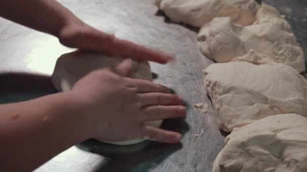 Proces zbliżeniowy ugniatania, toczenia białego elastycznego kawałka ciasta. — Wideo stockowe