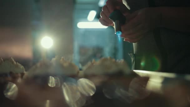 Proceso de decoración de tartas con quemador de pasteles, haciendo crema marrón . — Vídeos de Stock