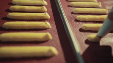 Geleneksel Fransız tatlıları, profiteroller, tepside pipodan sıkmalar..