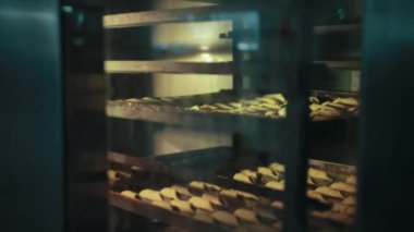 Pasta rafları sıcak fırının içinde hızla hareket ediyor..