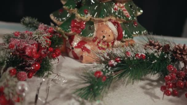 Labda, medve kalapban és sál festett porcelán karácsonyfa. — Stock videók