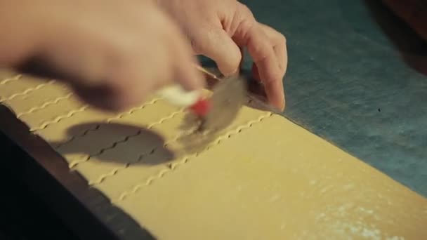 Pekař používá pečivo na krájení těsta na kousky. — Stock video