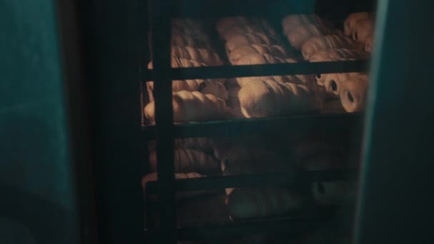 Rack met croissants draait om alle banketbakkerswaren gelijkmatig bereid te maken. — Stockvideo