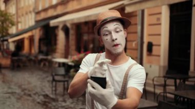 Sanatçı tatmin olmadı, yüz ifadesi öfke gösteriyor.