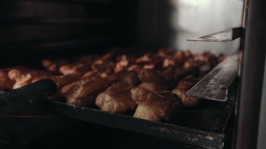 Geleneksel Fransız choux pastası, fırından fırında pişmiş puf alınır..