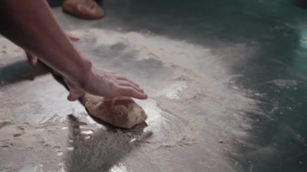 Arbeitsprozess mit Teig in Mehl auf Edelstahltisch durch den Menschen. — Stockvideo