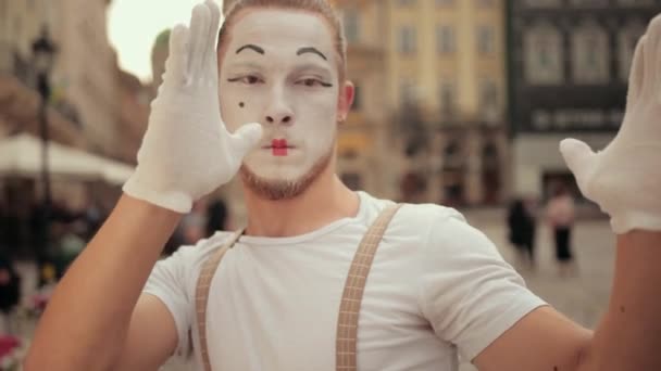 Mime segura coisa invisível entre mãos, vira, parece surpreso, balança a cabeça . — Vídeo de Stock