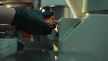 Baker puf puf döner her iki taraftan doldurmak için, ağırlığı.