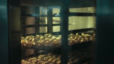 Pasta rafları sıcak fırının içinde hızla hareket ediyor..
