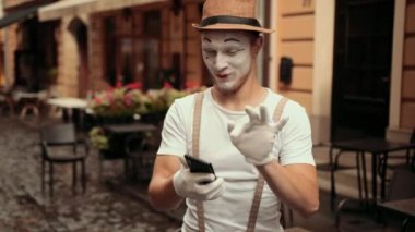 Pandomimci telefonunu okşar, nazikçe konuşur, sonra tartışmaya başlar, bağırır..