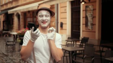 Genç, mutlu, yakışıklı pandomimci arıyor, flört ediyor, tatmin olmuş görünüyor..