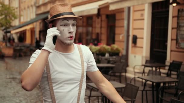 Mime krzyczy, kłóci się, potem chce rozbić urządzenie, ale zamiast tego je pieści.. — Wideo stockowe