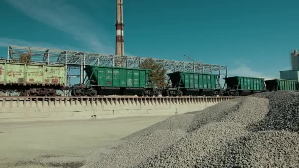 Le train va le long de la décharge est également là . — Video